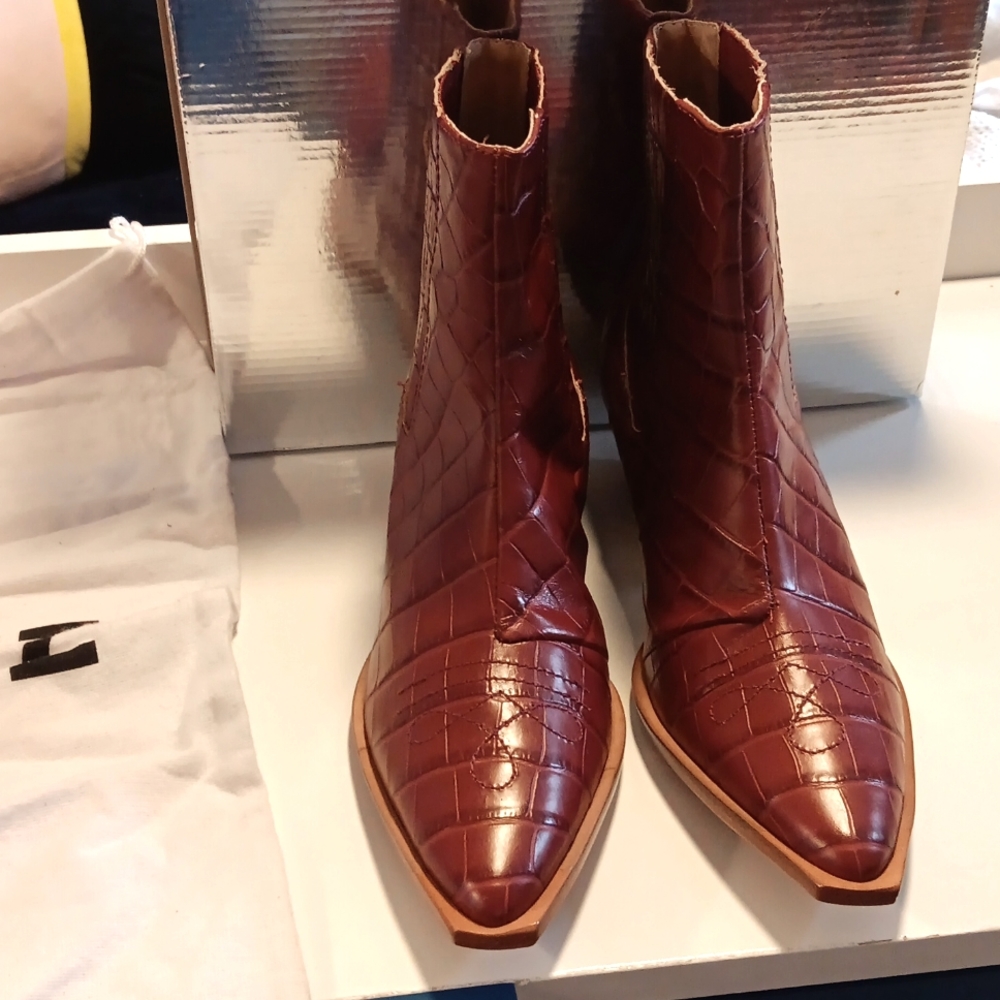 Schutz boots
